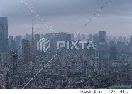 Tokyo: Heavy rain looms over the Tokyo sky 128314432