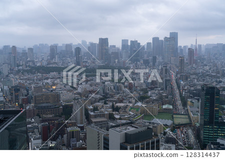 東京：大雨籠罩東京天空 128314437