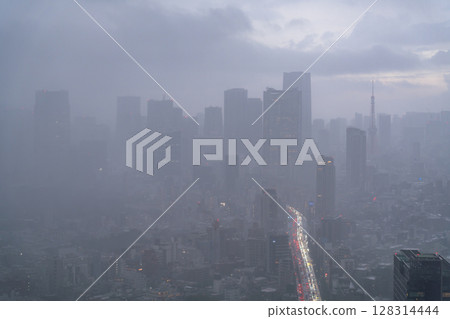 Tokyo: Heavy rain looms over the Tokyo sky 128314444