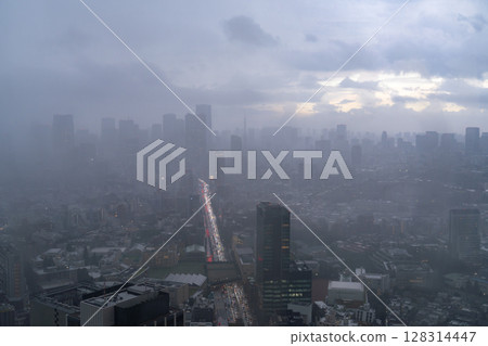 東京：大雨籠罩東京天空 128314447