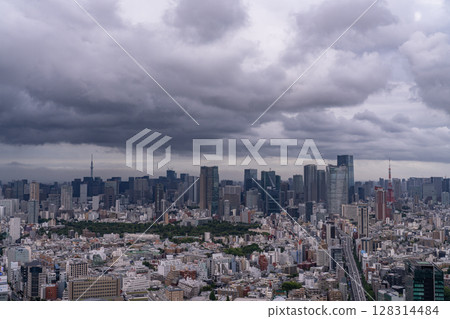 Tokyo: Heavy rain looms over the Tokyo sky 128314484