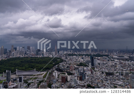 東京：大雨籠罩東京天空 128314486