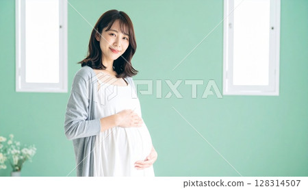 Portrait of a young pregnant woman 128314507