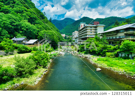 栃木縣日光市夏季的川治溫泉風景 128315011