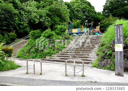 橫濱市神奈川區豐信寺市民森林遊樂場(兒童遊樂場)及路標 橫濱市神奈川區豐信寺市民森林遊樂場(兒童遊樂場)及路標 128315885