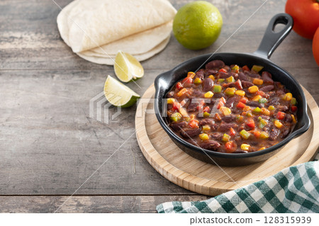 Mexican chilli beans with vegetables in iron pan Mexican chilli beans with vegetables in iron pan 128315939