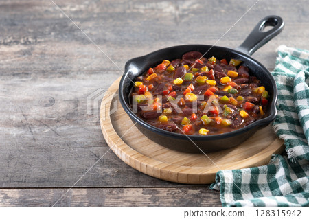 Mexican chilli beans with vegetables in iron pan Mexican chilli beans with vegetables in iron pan 128315942
