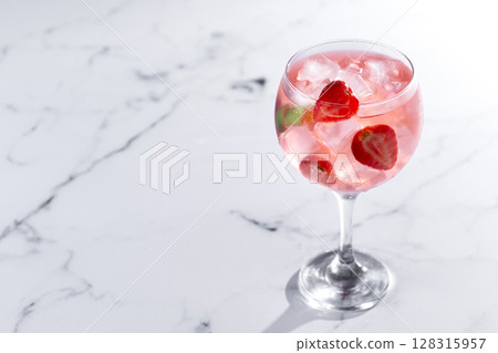 Strawberry gin tonic cocktail 128315957