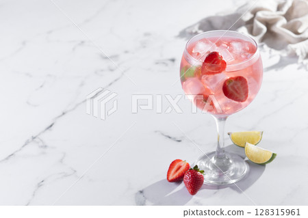 Strawberry gin tonic cocktail 128315961