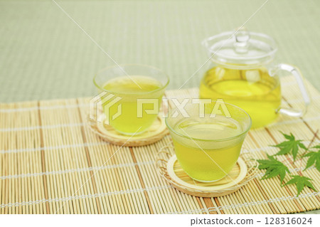 2 customers' cold tea and maple 2 customers' cold tea and maple 128316024
