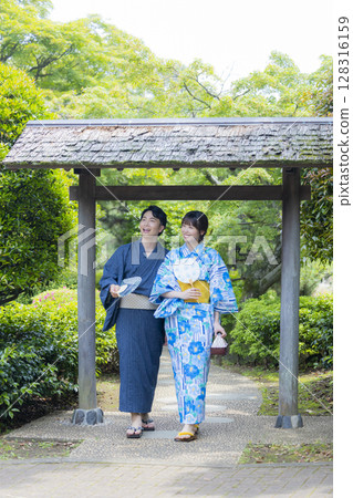 Men and women on a date in yukata 128316159