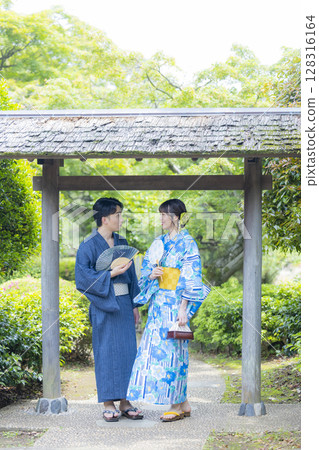穿著浴衣約會的男女 128316164