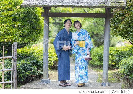 Men and women on a date in yukata 128316165