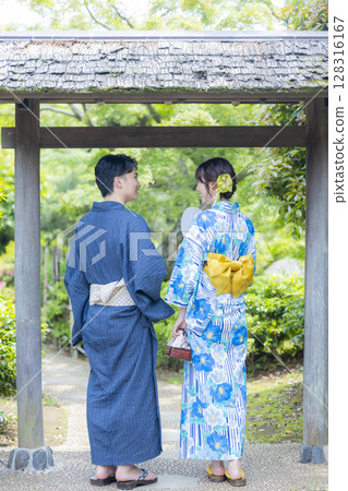 穿著浴衣約會的男女 128316167