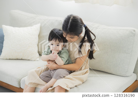 姐姐抱著弟弟 128316190