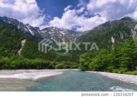 清爽的初夏上高地、穗高山脈 128316207