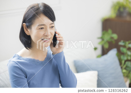 中間女性談智能手機 128316262