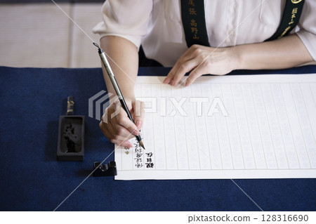 一位女士在寺廟體驗抄寫佛經 128316690