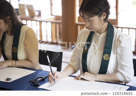 一位女士在寺廟體驗抄寫佛經 128316691