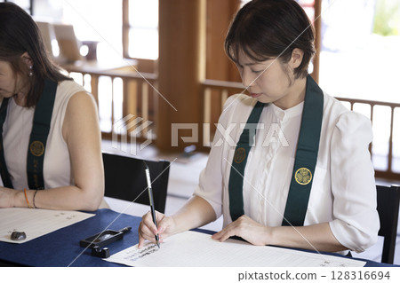 一位女士在寺廟體驗抄寫佛經 128316694