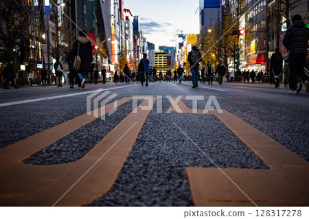 黃昏的秋葉原。步行街營業時間內的道路。 黃昏的秋葉原。步行街營業時間內的道路。 128317278