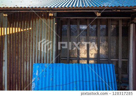 舊鐵皮屋頂、牆壁和玻璃門 128317285