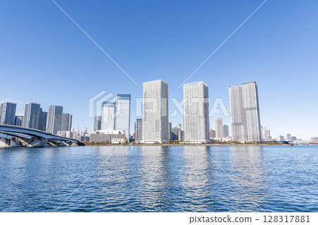 東京都中央區晴海 - 晴天時，晴海的一組高層公寓大樓（塔式公寓） 128317881