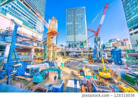 Tokyo cityscape in Japan: New bridge pier appears! ... Completely disappeared, goodbye Shibuya Station West Exit. The central building is also completely demolished... Heavy machinery continues to move in 128318036
