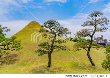 (Kumamoto Prefecture) Suizenji Jojuen Garden (Suizenji Park) Fuji Tsukiyama (Kumamoto Prefecture) Suizenji Jojuen Garden (Suizenji Park) Fuji Tsukiyama 128318091