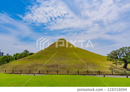 (Kumamoto Prefecture) Suizenji Jojuen Garden (Suizenji Park) Fuji Tsukiyama 128318094