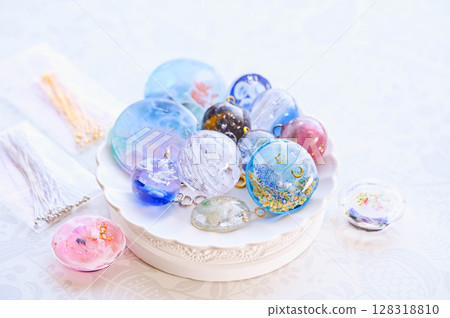 Making small items with resin 128318810