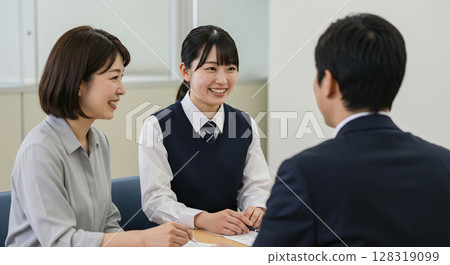 正在接受訪問的男高中生 128319099