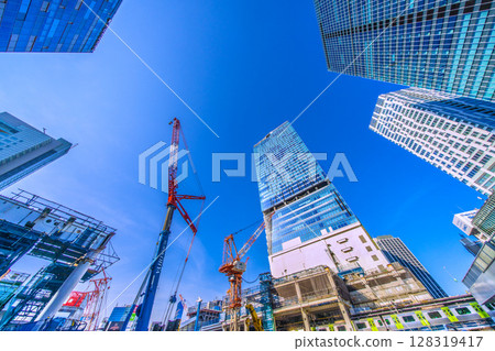 日本東京的街景。新的橋墩出現了！ ……徹底消失了，再見了澀谷站西口。中心的建築也徹底拆除了… 128319417