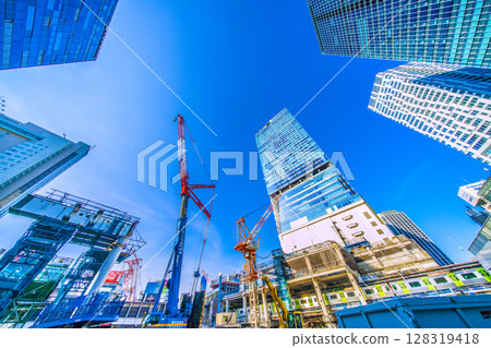 日本東京的街景。新的橋墩出現了! ……徹底消失了,再見了澀谷站西口。中心的建築也徹底拆除了… 日本東京的街景。新的橋墩出現了! ……徹底消失了,再見了澀谷站西口。中心的建築也徹底拆除了… 128319418