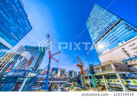 日本東京的街景。新的橋墩出現了！ ……徹底消失了，再見了澀谷站西口。中心的建築也徹底拆除了… 128319419