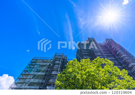 日本橫濱城市景觀 - 夏日天空......公寓大樓維修和檢查的鷹架和防護網景觀 - 7 月 10 日 128319604