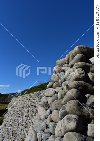 Yokosuka Castle ruins: A stone wall made of round stones from the riverbed, a rare sight not found in other castles anywhere in Japan 128319877