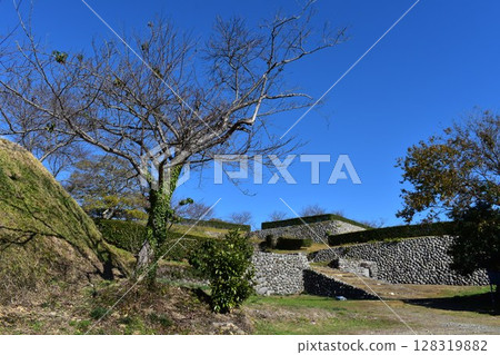 Yokosuka Castle ruins: A stone wall made of round stones from the riverbed, a rare sight not found in other castles anywhere in Japan Yokosuka Castle ruins: A stone wall made of round stones from the riverbed, a rare sight not found in other castles anywhere in Japan 128319882