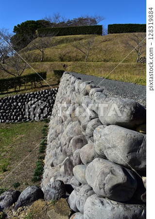 橫須賀城遺址：用河床的圓石砌成的石牆，在日本其他城堡中是罕見的。 128319884
