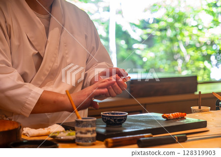 [#Japanese restaurant] Chef's hands 128319903