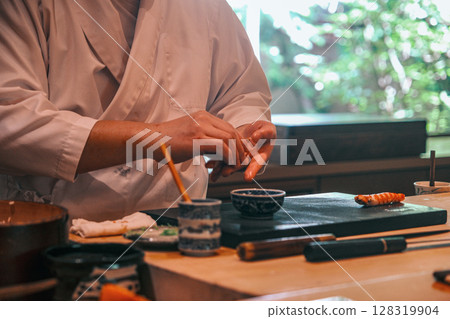 [#Japanese restaurant] Chef's hands 128319904