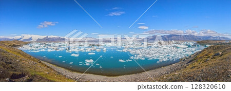 Icelandic landscape with Jokulsarlon glacier lagoon 128320610