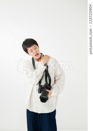 一個拿著相機的男人擔心 128320904