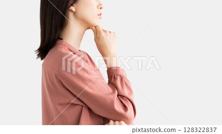 A woman thinking/businesswoman 128322837