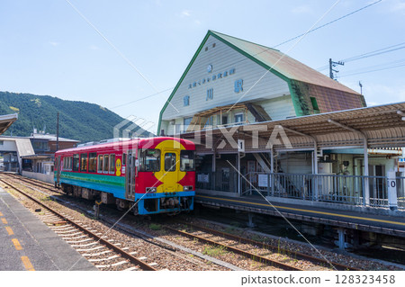 一列火車停靠在土佐黑潮鐵道的窪川站 一列火車停靠在土佐黑潮鐵道的窪川站 128323458