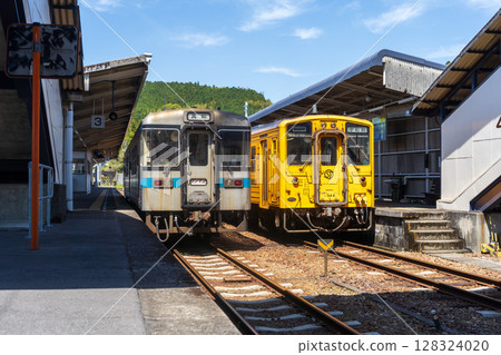Trains on the Dosan and Yodo lines stopping at Kubokawa Station 128324020