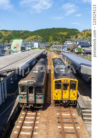 Trains on the Yodo and Dosan lines stopping at Kubokawa Station 128324113