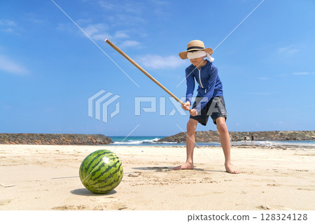 打西瓜遊戲中的場景，蒙著眼睛的男孩拿著一根棍子 128324128