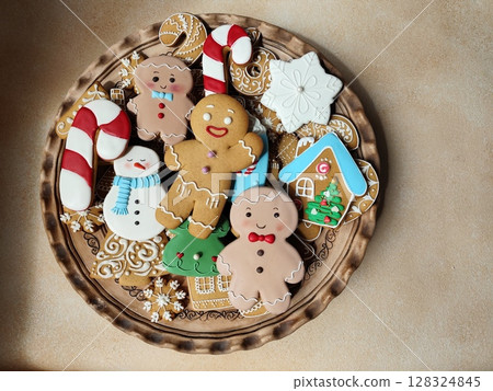 Gingerbread cookies with icing on a plate. Christmas food. Gingerbread man. Top view copy space. 128324845
