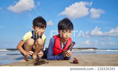 小朋友暑假在海邊專心自學 小朋友暑假在海邊專心自學 128326165